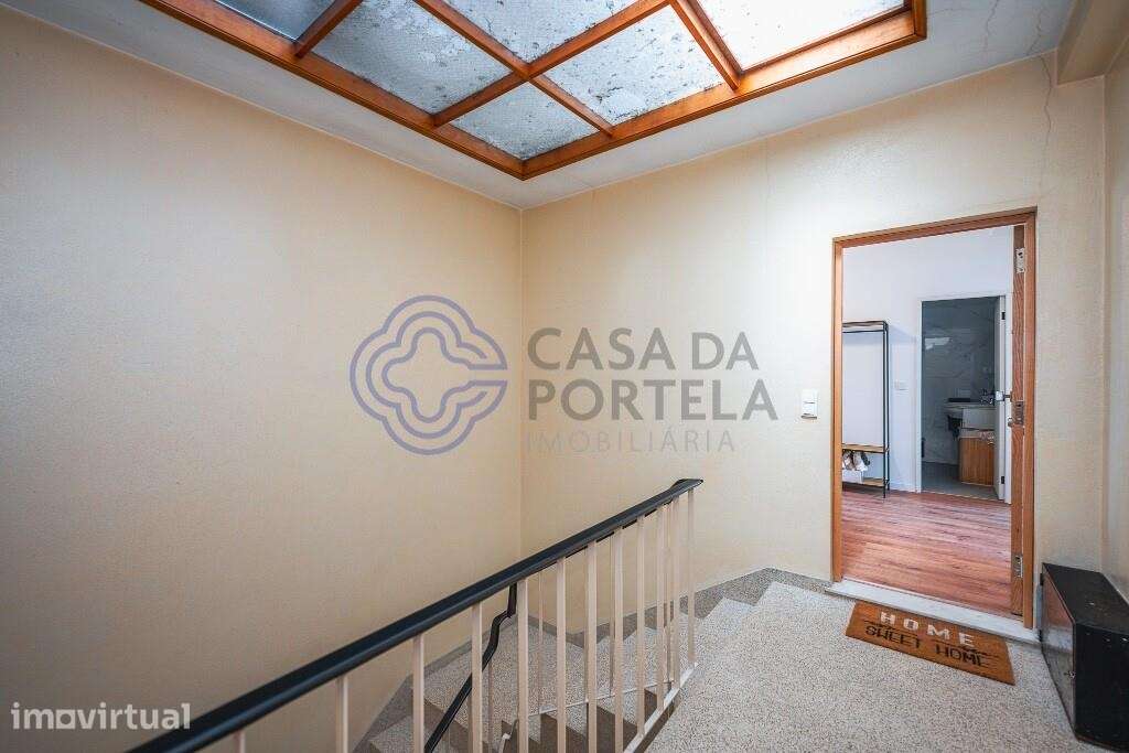 T2 remodelado com garagem box e potencial de ampliação | Fânzeres - Grande imagem: 4/34