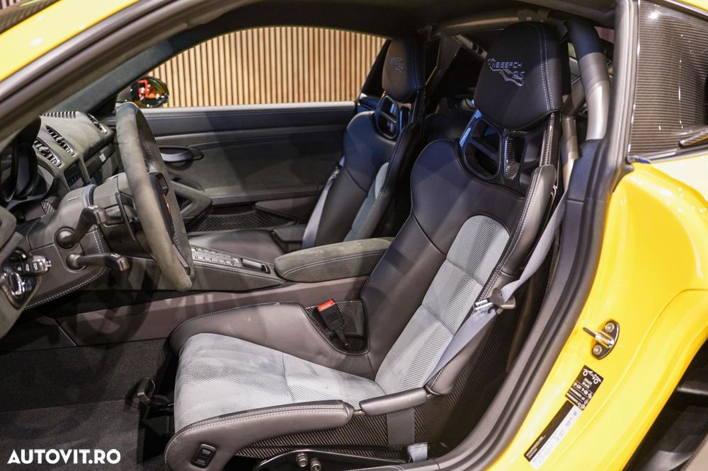 Porsche Cayman 718 GT4 RS - 13
