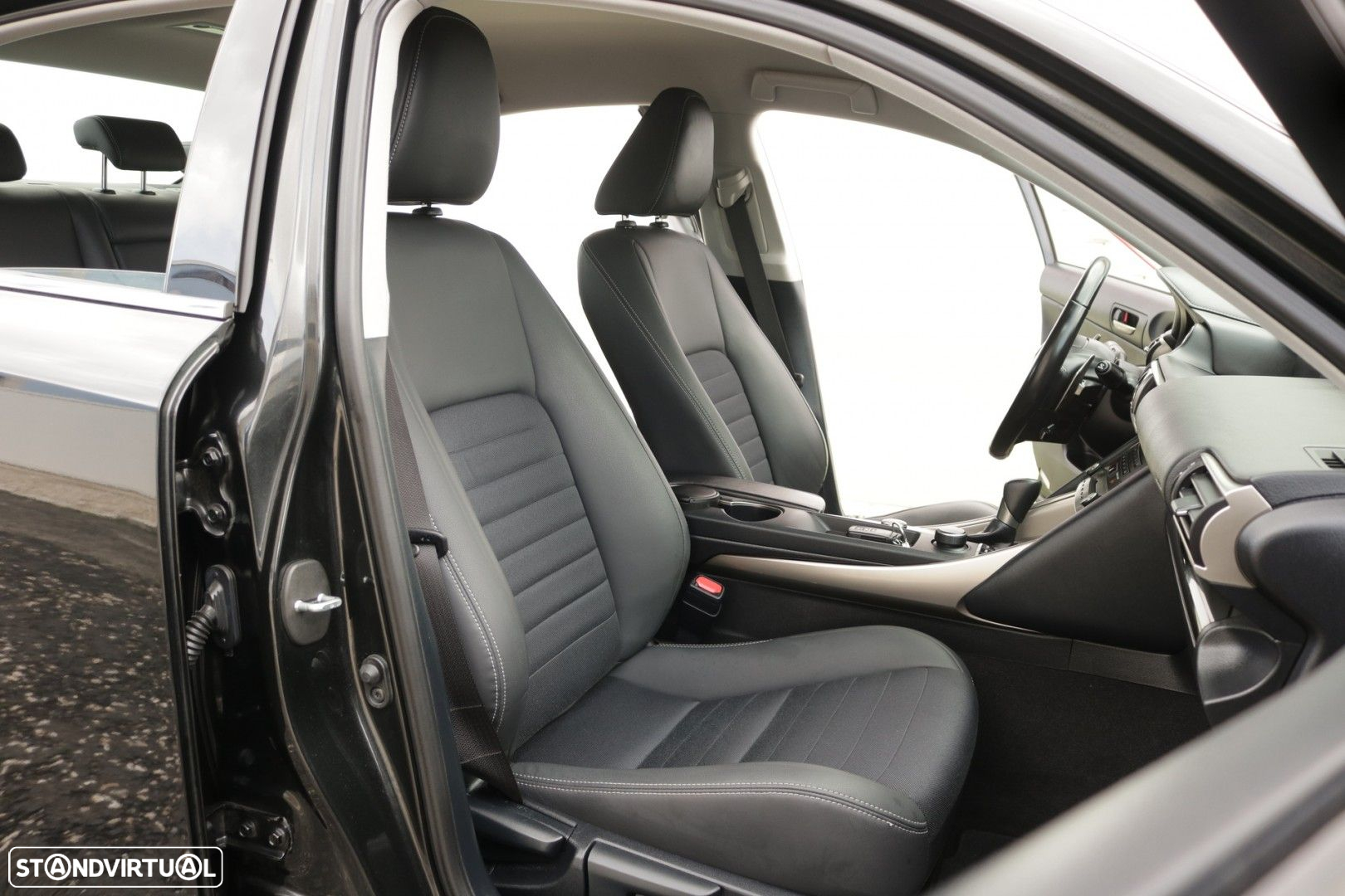 Lexus IS 300H Executive - 23