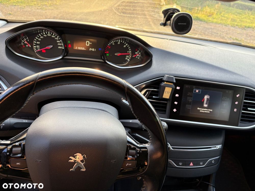 Peugeot 308 1.6 BlueHDi Allure S&S - 24