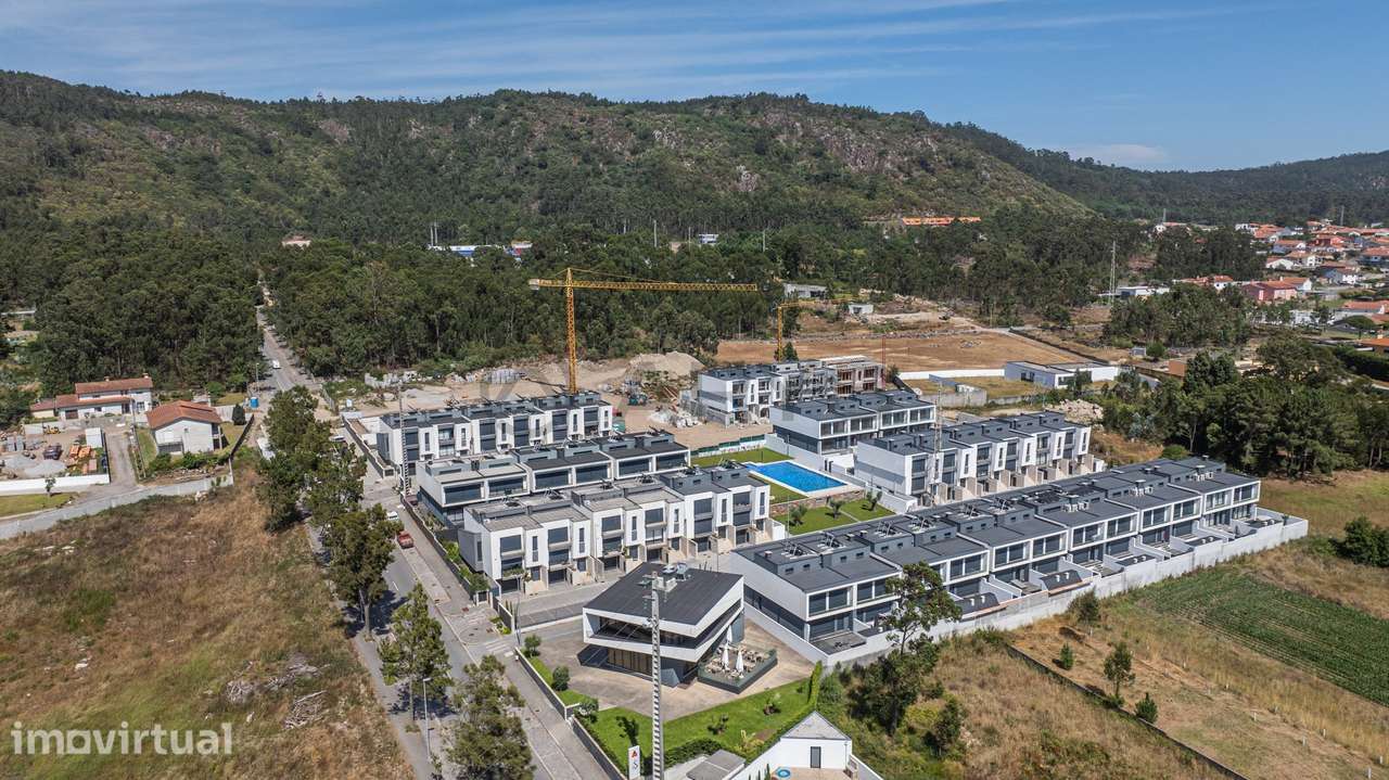 Moradia em Banda T4 | Condomínio Fechado com Piscina | Esposende –... - Grande imagem: 3/37