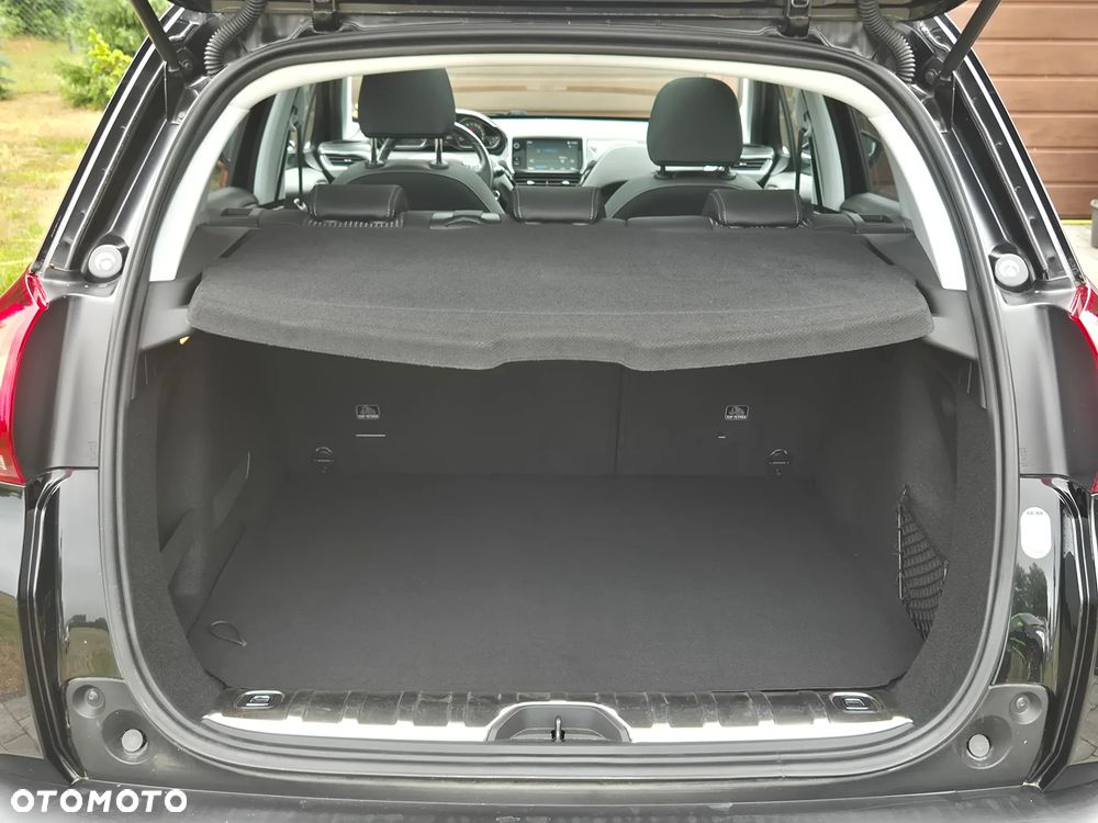 Peugeot 2008 1.2 Pure Tech Allure S&S - 17