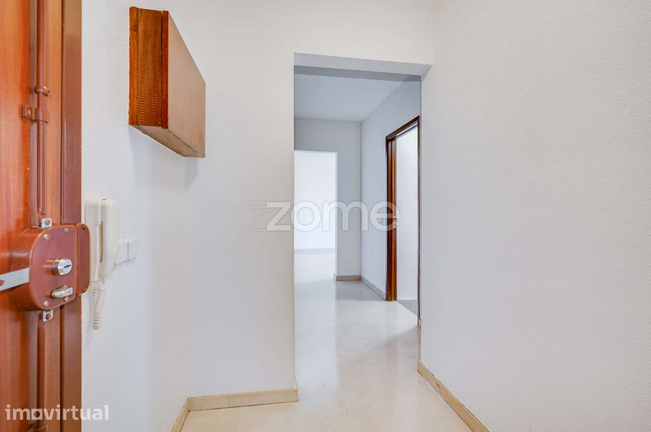 Apartamento T2 com Garagem para Arrendamento - Metro do Campo Grande - Grande imagem: 4/26