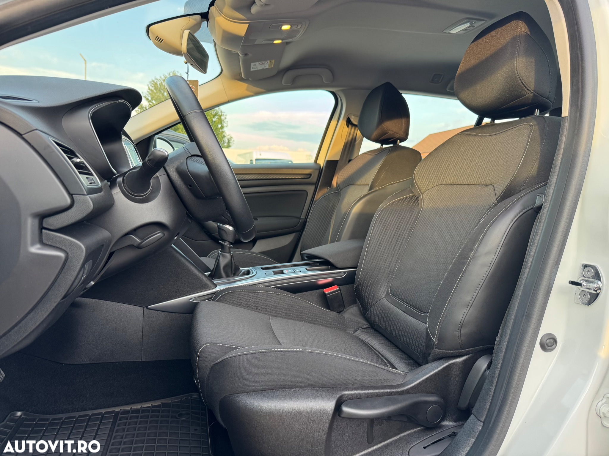 Renault Megane Grandtour TCe 140 GPF BUSINESS EDITION - 22