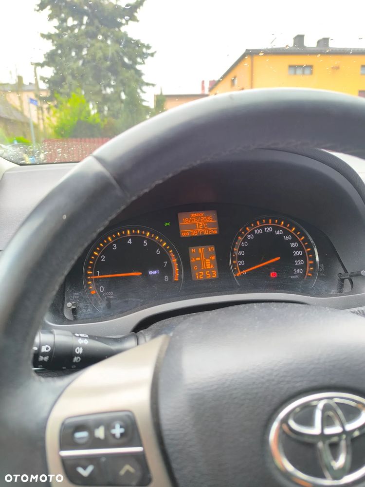 Toyota Avensis 1.6 - 12