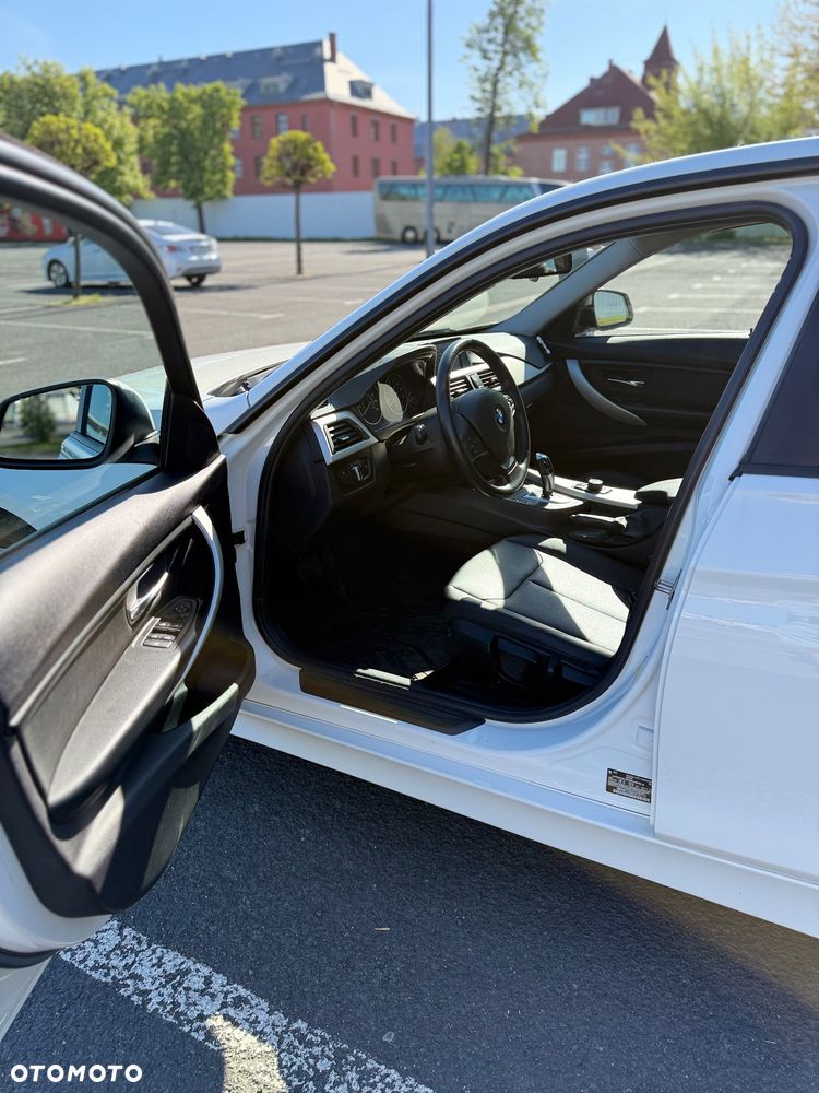 BMW Seria 3 320i - 10