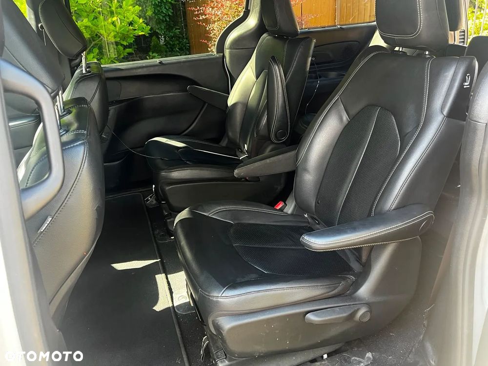 Chrysler Pacifica - 32