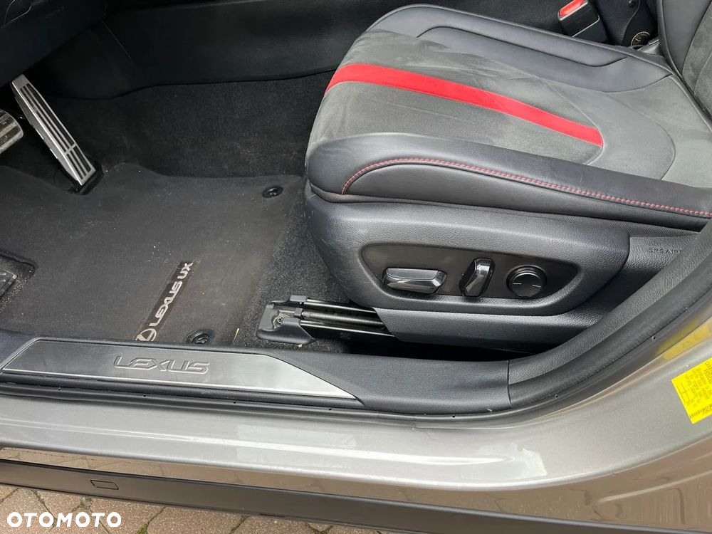 Lexus UX 250h (E-FOUR) Executive Line - 24