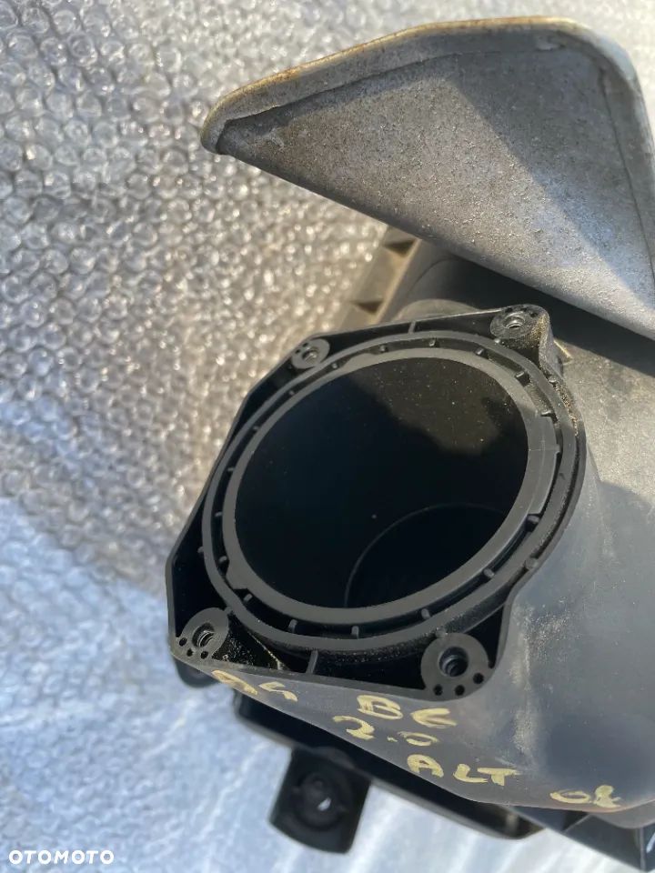OBUDOWA POWIETRZA AUDI A4 B6 2.0 ALT 06B000183 - 2