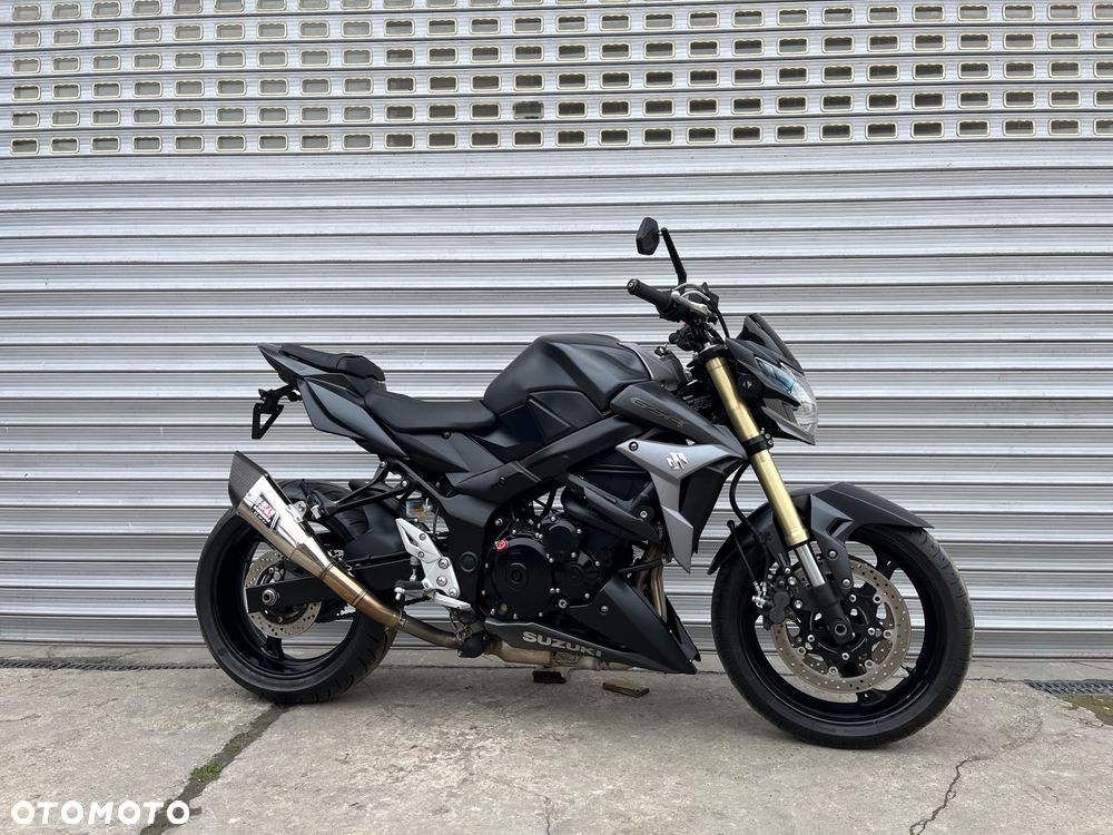 Suzuki GSR - 4