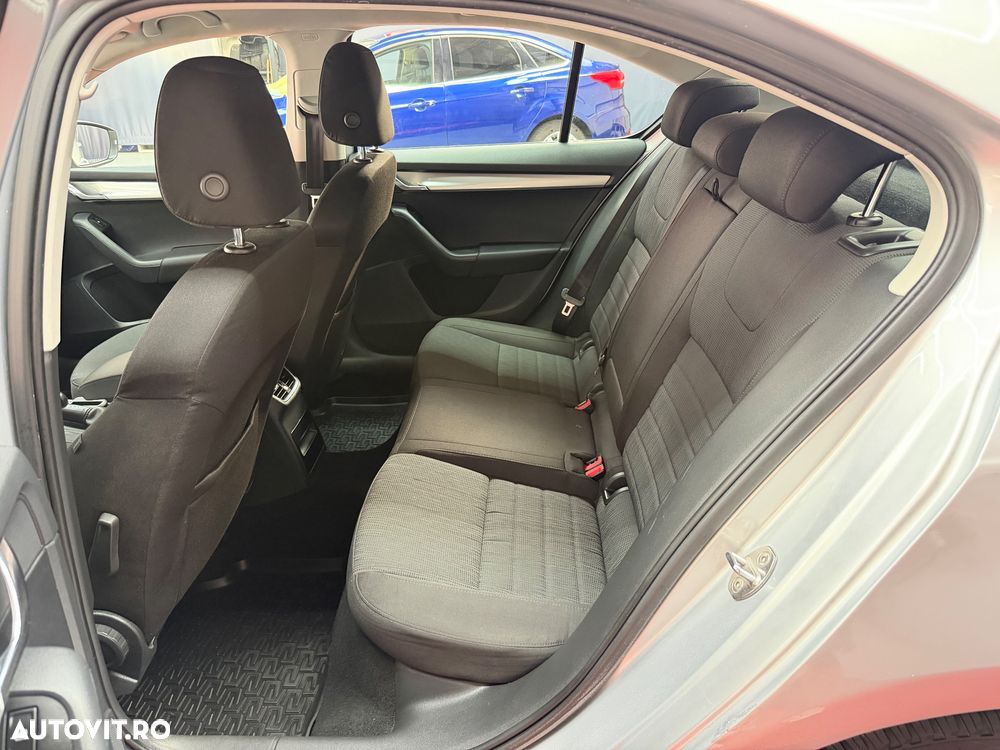 Skoda Octavia 2.0 TDI DSG Ambition - 13