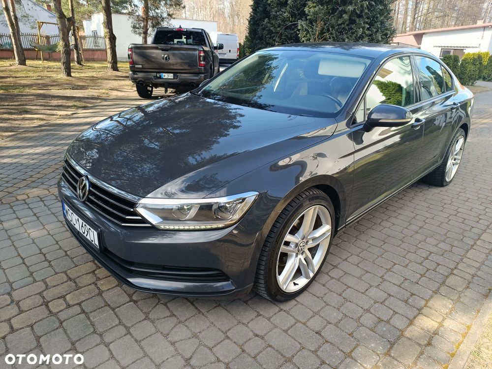 Volkswagen Passat - 1