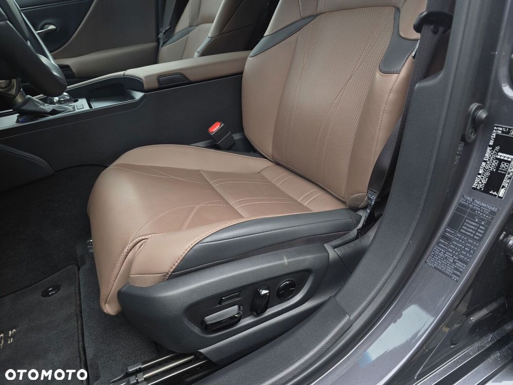 Lexus ES 2025