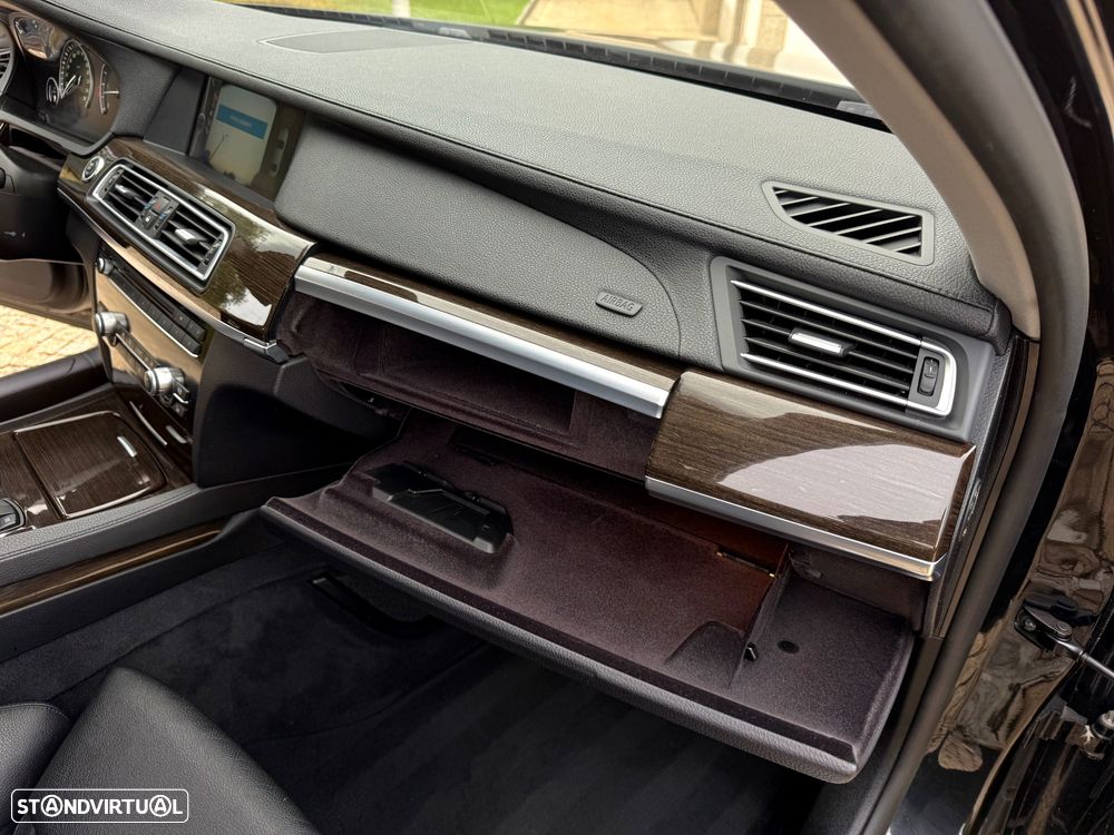 BMW 740 d Pack M - 29
