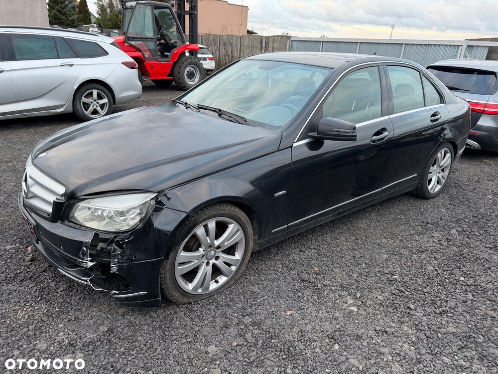 Mercedes-Benz Klasa C 180 CGI BlueEFFICIENCY Avantgarde - 4