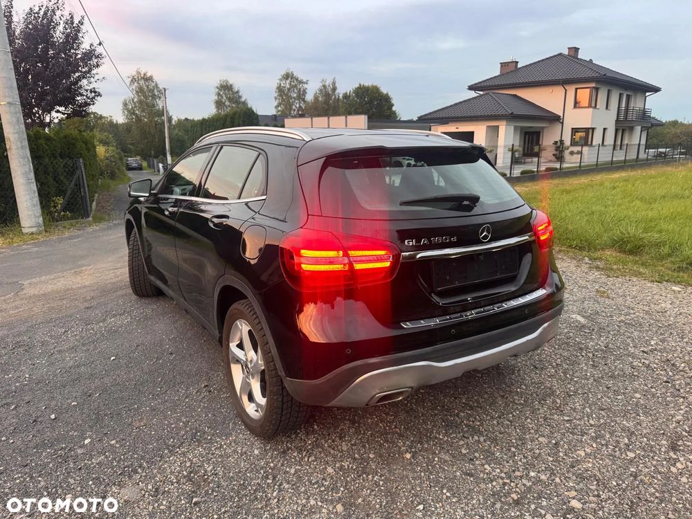 Mercedes-Benz GLA 180 d - 10