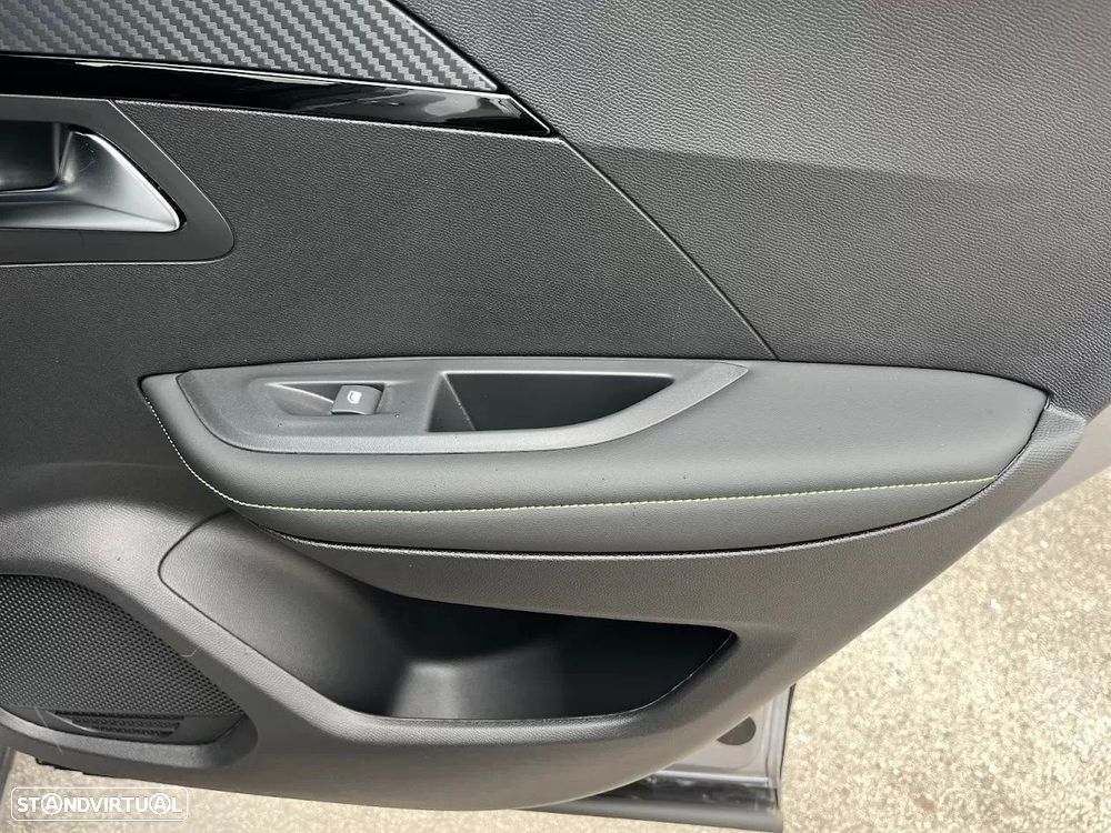 Peugeot e-2008 50 kWh GT - 41