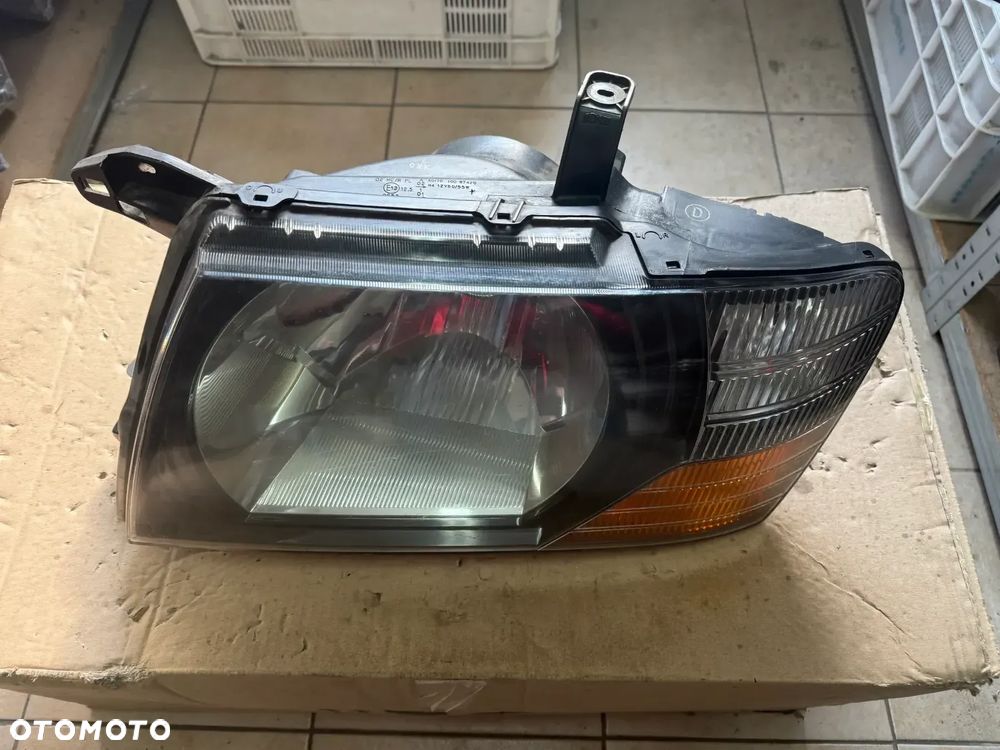 Reflektor / lampa przód przednia lewa Mitsubishi Pajero III 99-06'  BLACK - oryginalna - 1