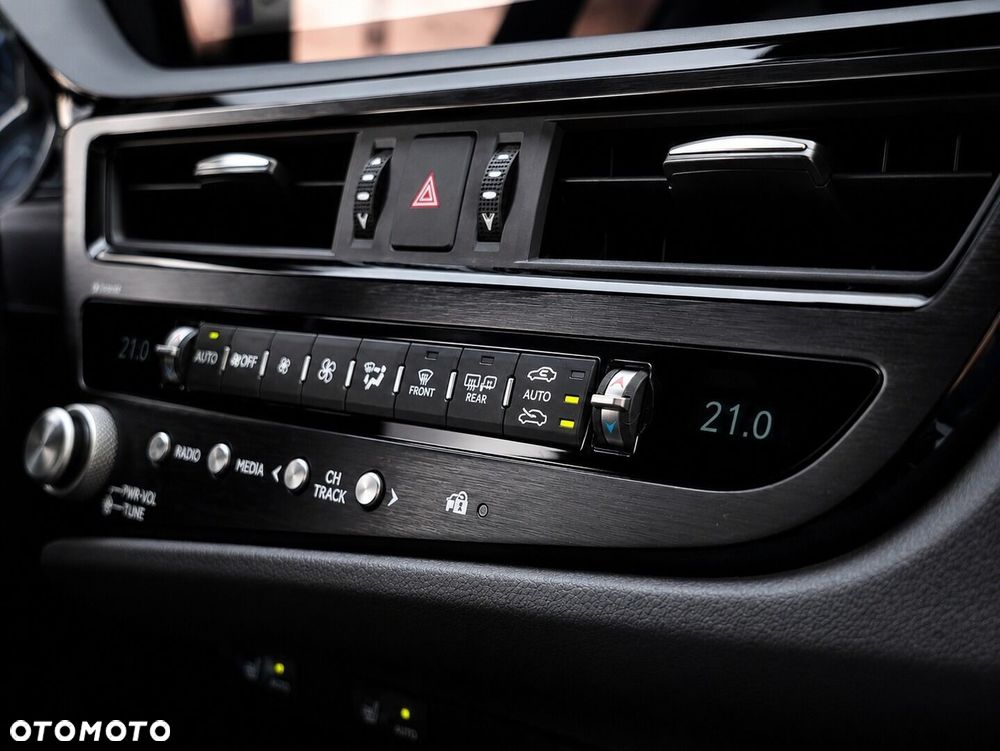 Lexus ES 300h Business Edition - 27