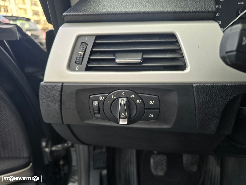 BMW 318 d Navigation Sport - 24