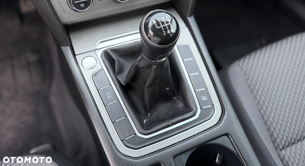 Volkswagen Passat 1.6 TDI BMT Comfortline - 28