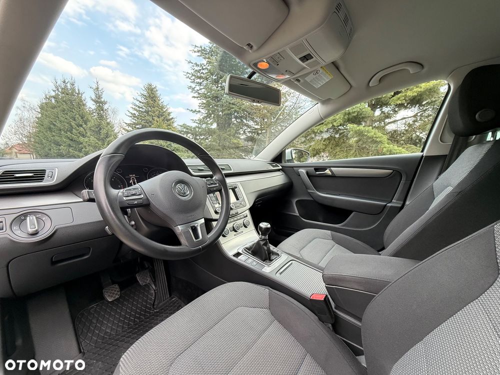 Volkswagen Passat 1.6 TDI DPF BlueMot Highline - 17