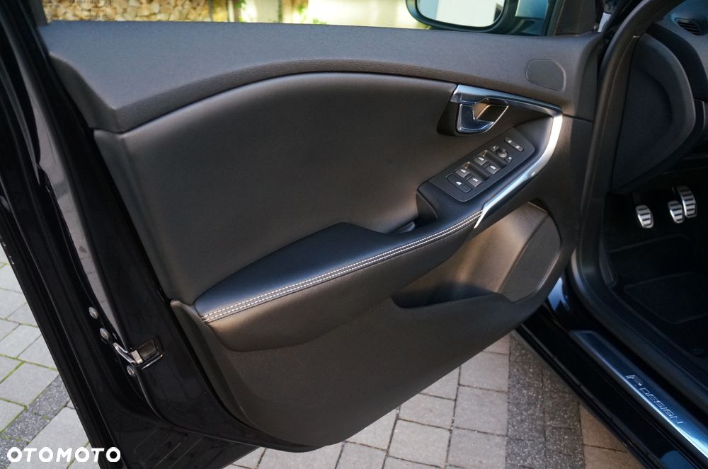 Volvo V40 D3 Drive-E R-Design Momentum - 33
