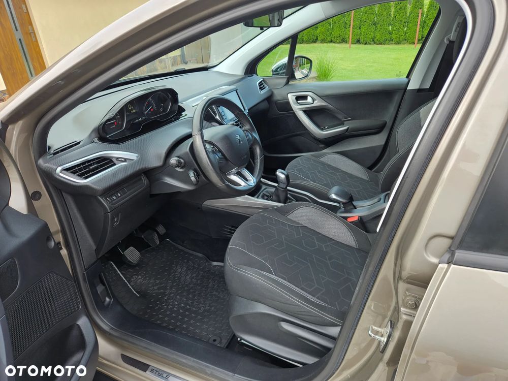 Peugeot 2008 1.2 Pure Tech Signature - 6