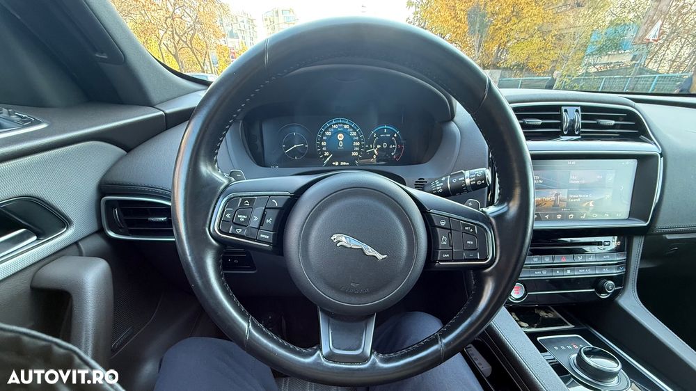 Jaguar F-Pace 30d AWD Portfolio - 6