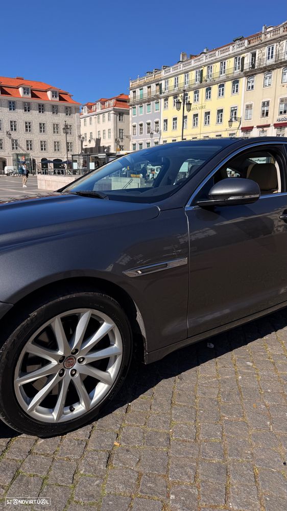 Jaguar XJ 3.0 D V6 LWB Premium Luxury - 4