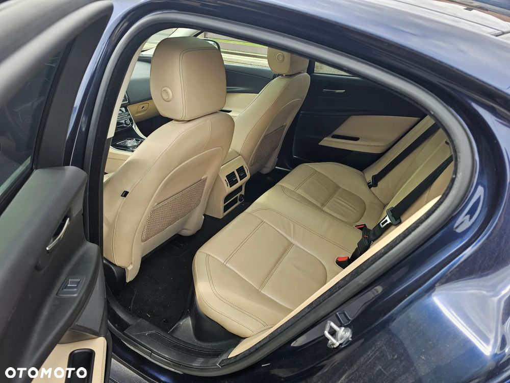Jaguar XE 20d Prestige - 9