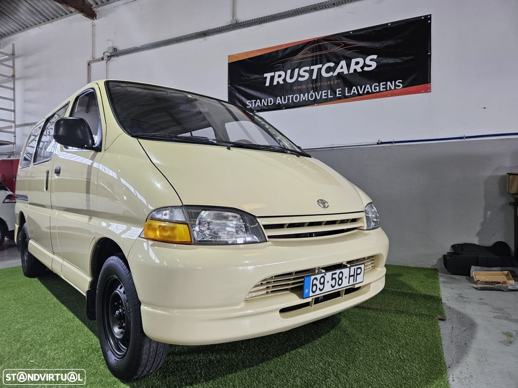 Toyota HiAce 2.4 D LH102L - 1