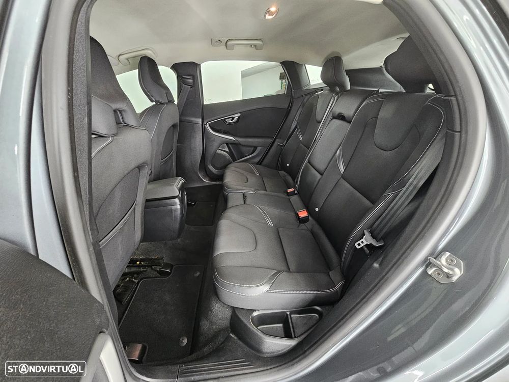 Volvo V40 2.0 D3 Momentum - 17