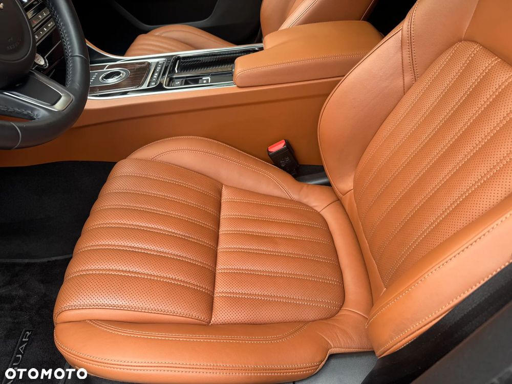 Jaguar XF 25t Portfolio - 16