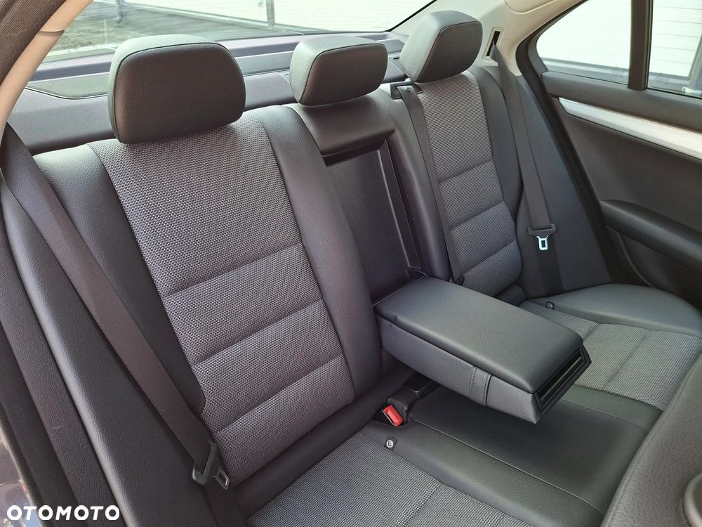 Mercedes-Benz Klasa C 180 CGI BlueEFFICIENCY Avantgarde - 20