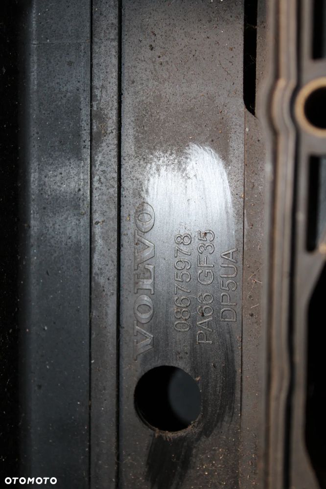 Pokrywa zaworów volvo v50 2,4 D5 30743258-007 - 4