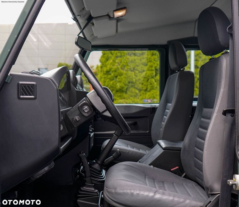 Land Rover Defender - 26