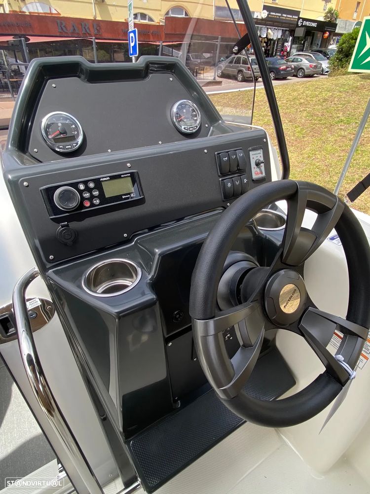 Quicksilver Activ 755 Sundeck - 11