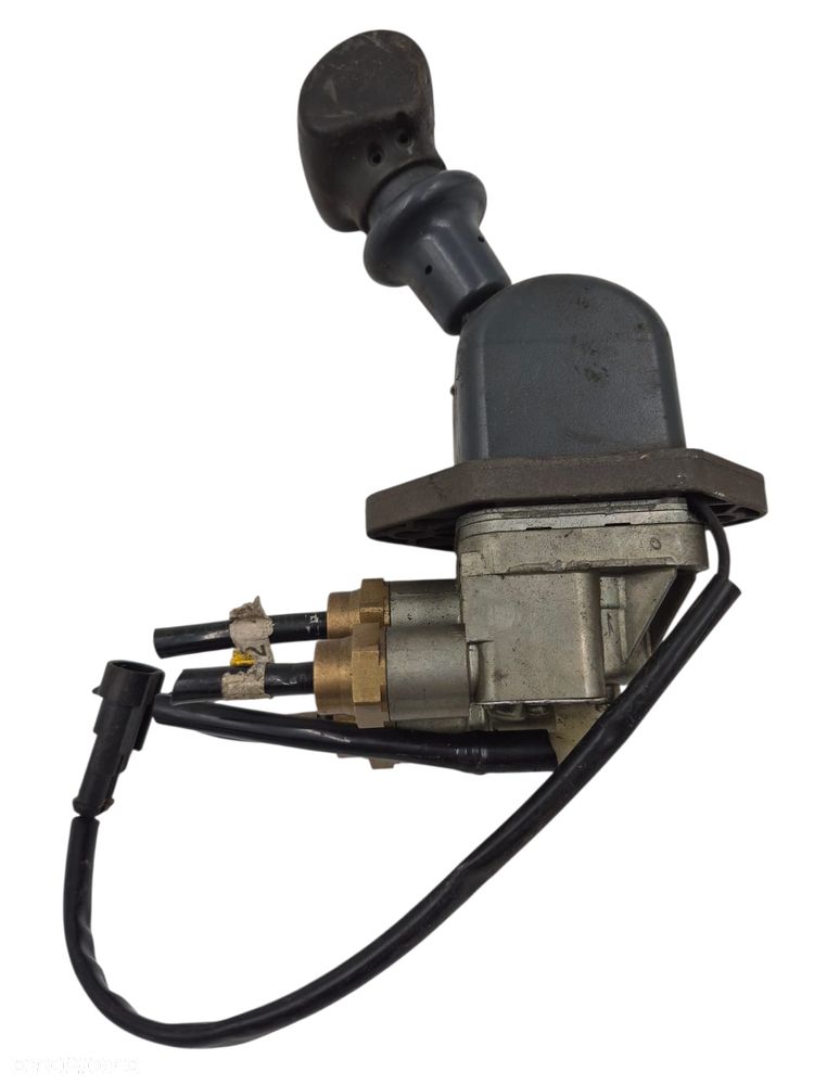 ZAWÓR HAMULCA RĘCZNEGO IVECO TRAKKER - 2