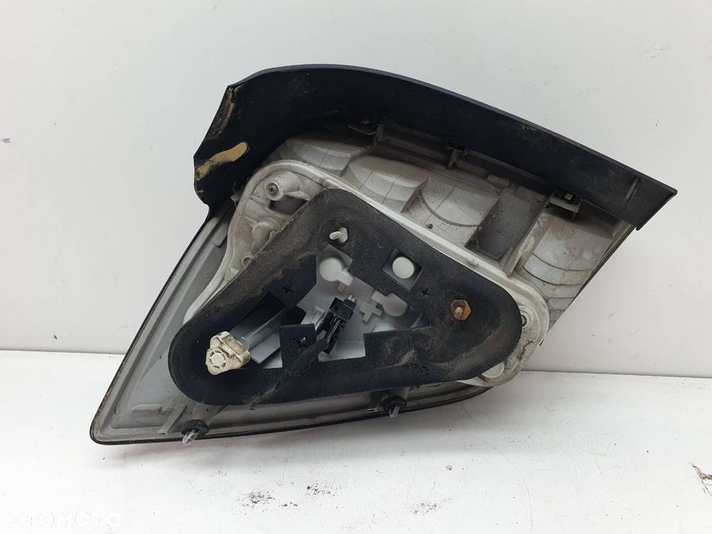 LAMPA TYŁ PRAWA 24451840 OPEL ASTRA H KOMBI 2004 EUROPA - 4