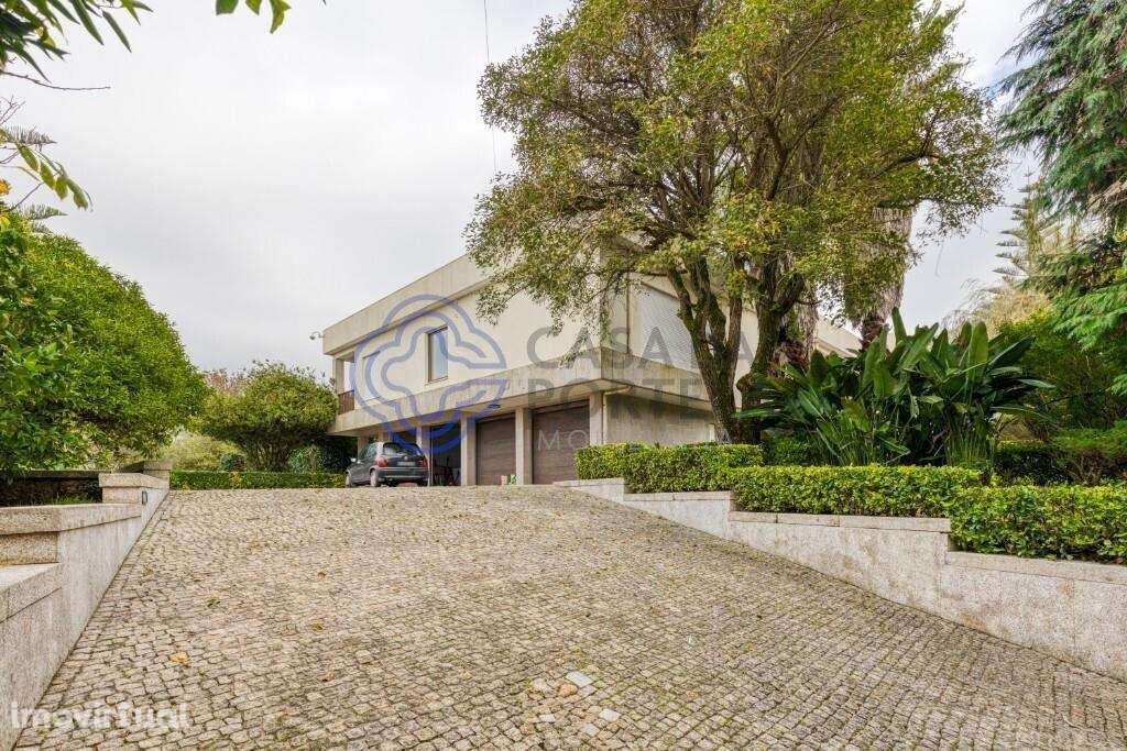 Moradia T4 de arquitetura moderna, linhas simples e contemporâneas - Grande imagem: 2/60