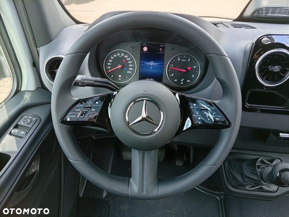 Mercedes-Benz Sprinter - 16