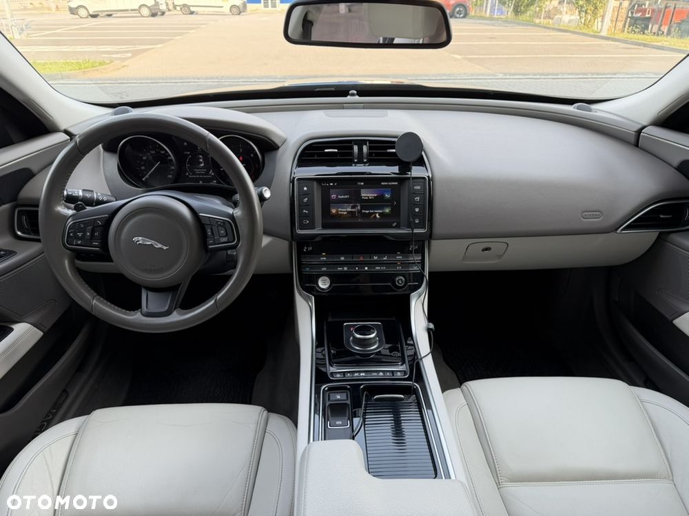 Jaguar XE 20d Pure - 11