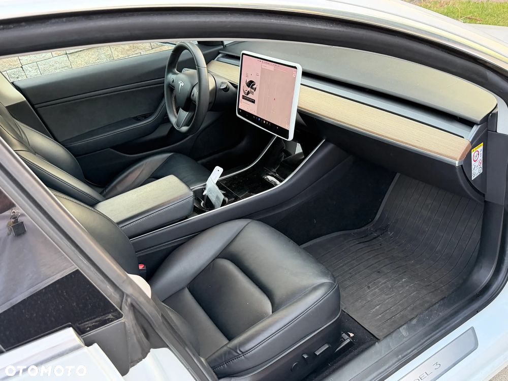 Tesla Model 3 - 4