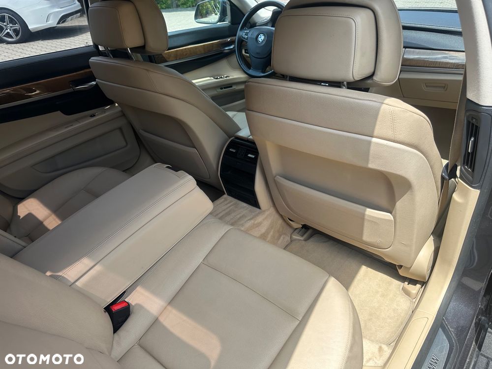 BMW Seria 7 740i - 33