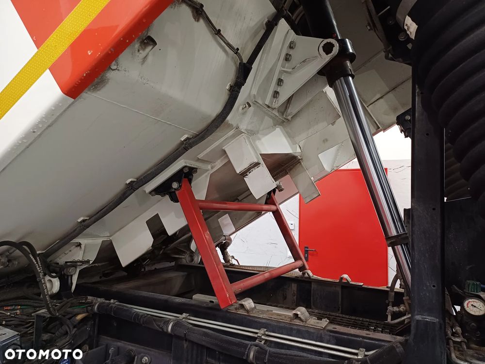 Renault D12 Zamiatarka Zoeller Faun Euro 6 PM10 Szczotki L/R Rok 2017 2 Silniki 2825 MTH - 16