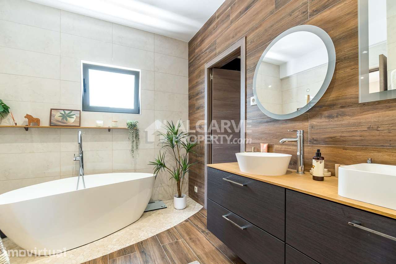 Excelente moradia T5 renovada, com piscina em Vale Judeu - Grande imagem: 5/35