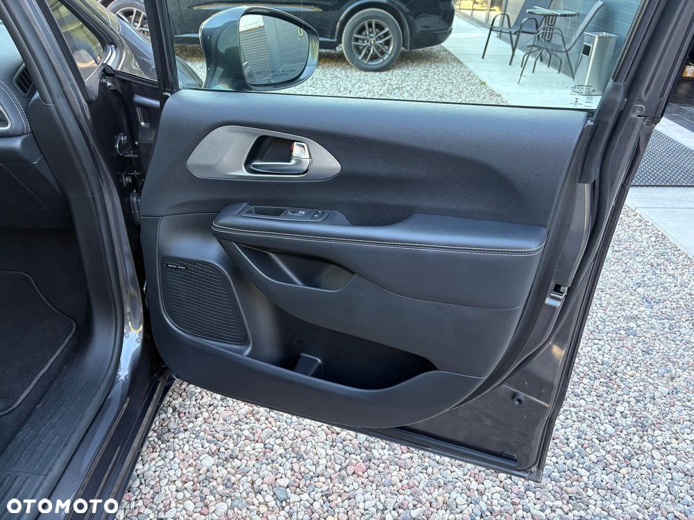 Chrysler Pacifica - 27