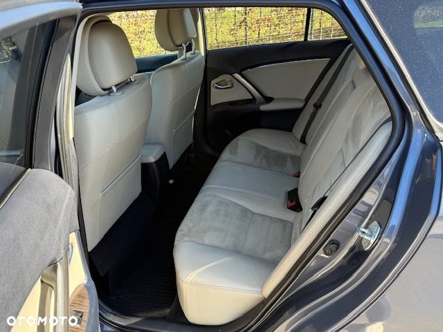 Toyota Avensis 2.0 D-4D Premium - 11