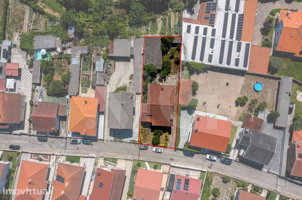 Moradia T3 com Jardim, Armazém e Terreno de 622 m² em Santo Tirso - Grande imagem: 2/43